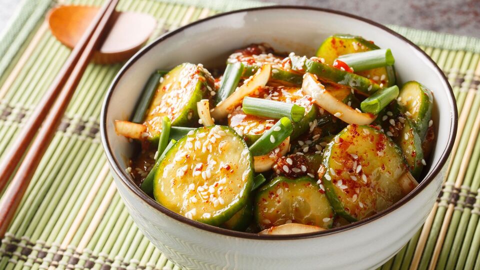 Перед подаванням огірки посипають кунжутом