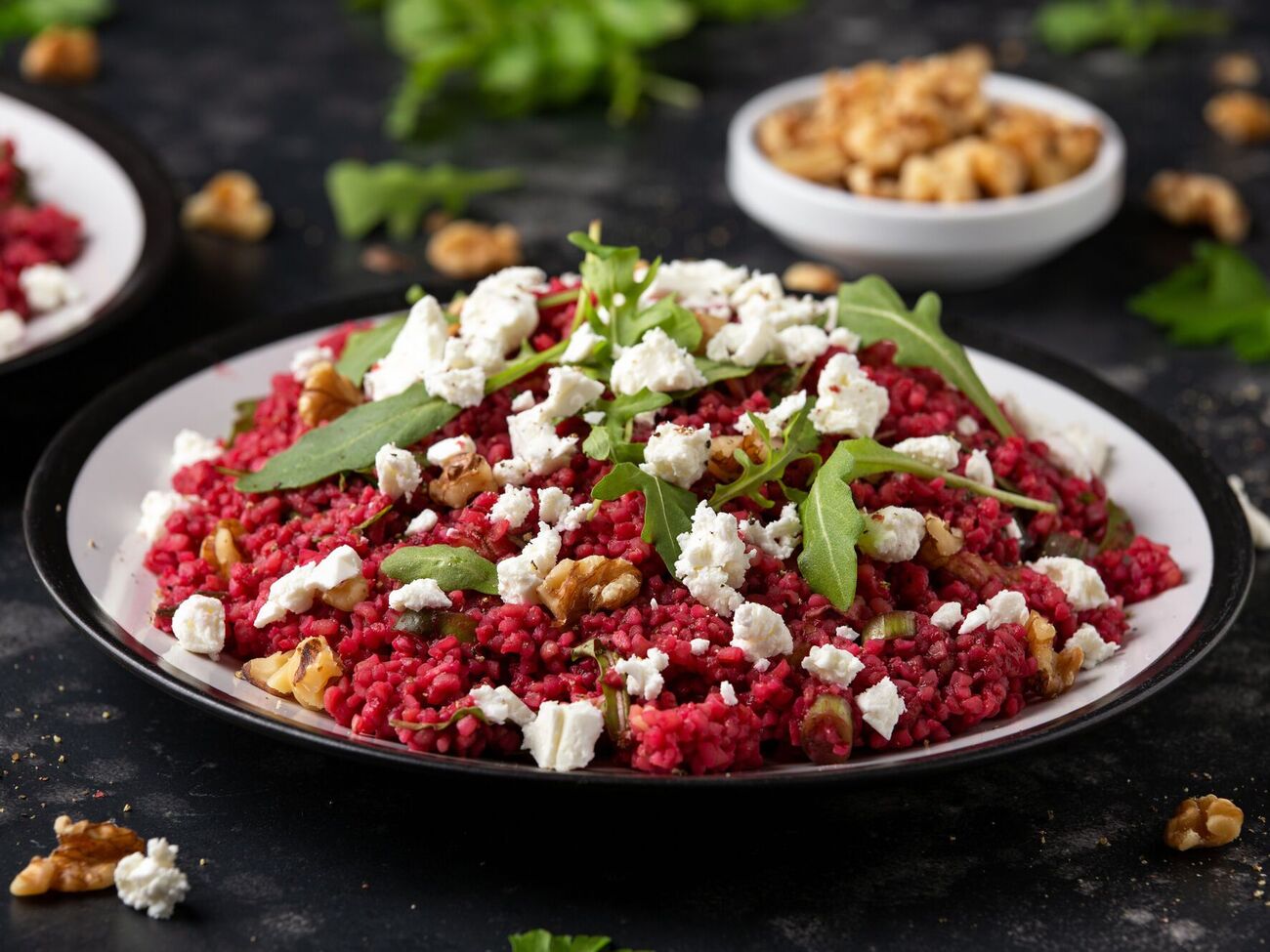 Этот свекольный салат вкусный и состоит из простых ингредиентов