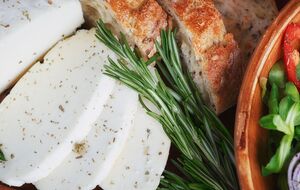 Домашний закусочный сыр получается очень вкусным