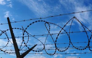 РФ пытается скрыть предполагаемые пытки, голод и плохое медобслуживание украинских военнопленных в десятках тюрем, отметило СМИ