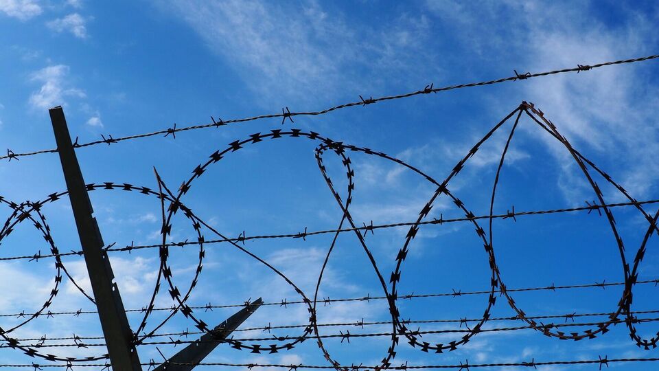 РФ пытается скрыть предполагаемые пытки, голод и плохое медобслуживание украинских военнопленных в десятках тюрем, отметило СМИ