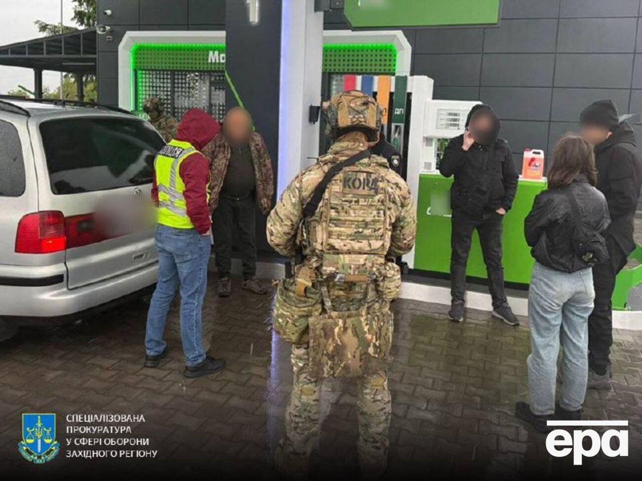 У фігурантів вилучили 12 автомобілів і 17 одиниць зброї