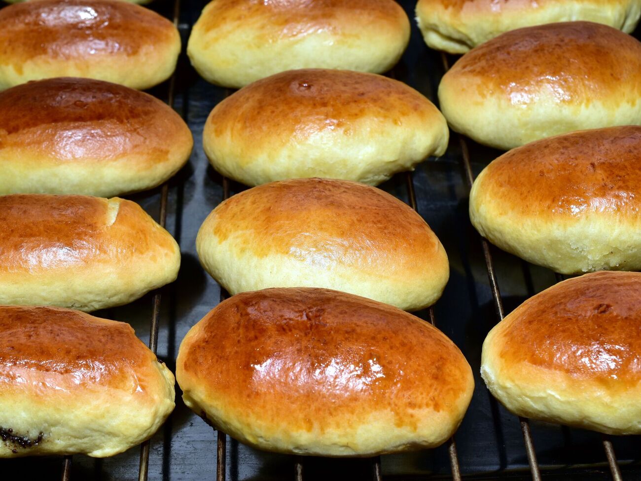 Перед випіканням пиріжки змащують жовтком і молоком