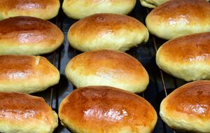 Перед випіканням пиріжки змащують жовтком і молоком