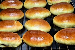 Перед выпеканием пирожки смазывают желтком и молоком