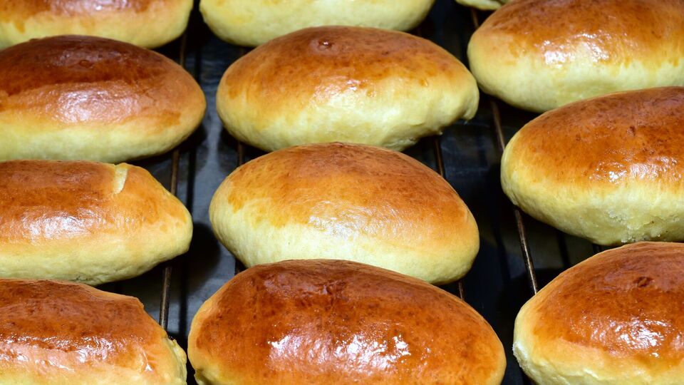 Перед выпеканием пирожки смазывают желтком и молоком