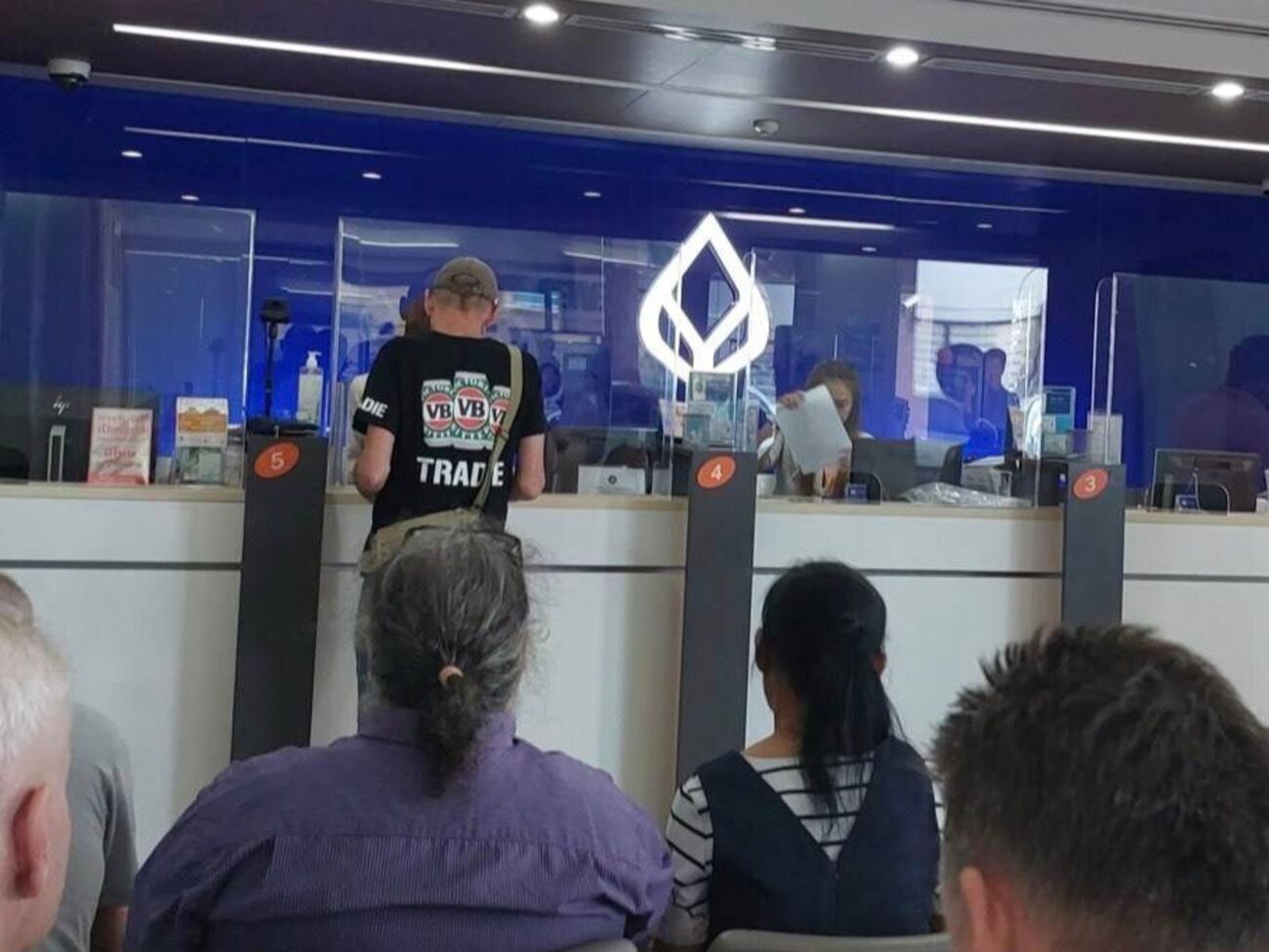 За даними Mash, офіси Bangkok Bank заповнені росіянами, які прийшли розбиратися