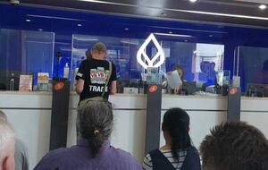 За даними Mash, офіси Bangkok Bank заповнені росіянами, які прийшли розбиратися