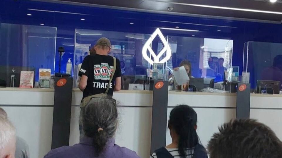 По данным Mash, офисы Bangkok Bank заполнены россиянами, пришедшими разбираться