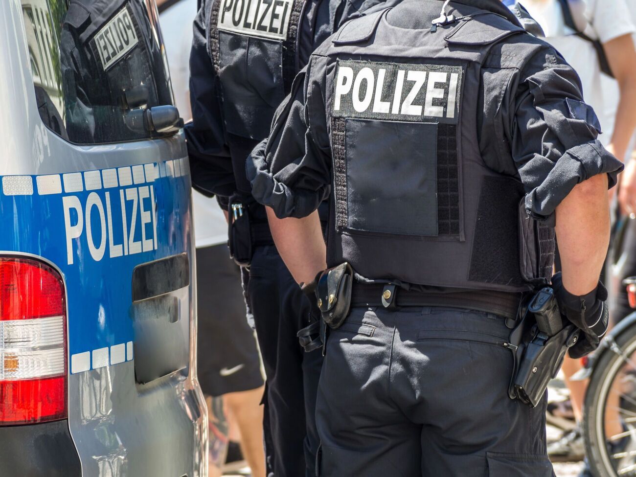 Фігурантів підозрюють у збиранні коштів для псевдореспублік, які РФ "проголосила" на сході України. Один із підозрюваних також міг перевозити туди вантажі