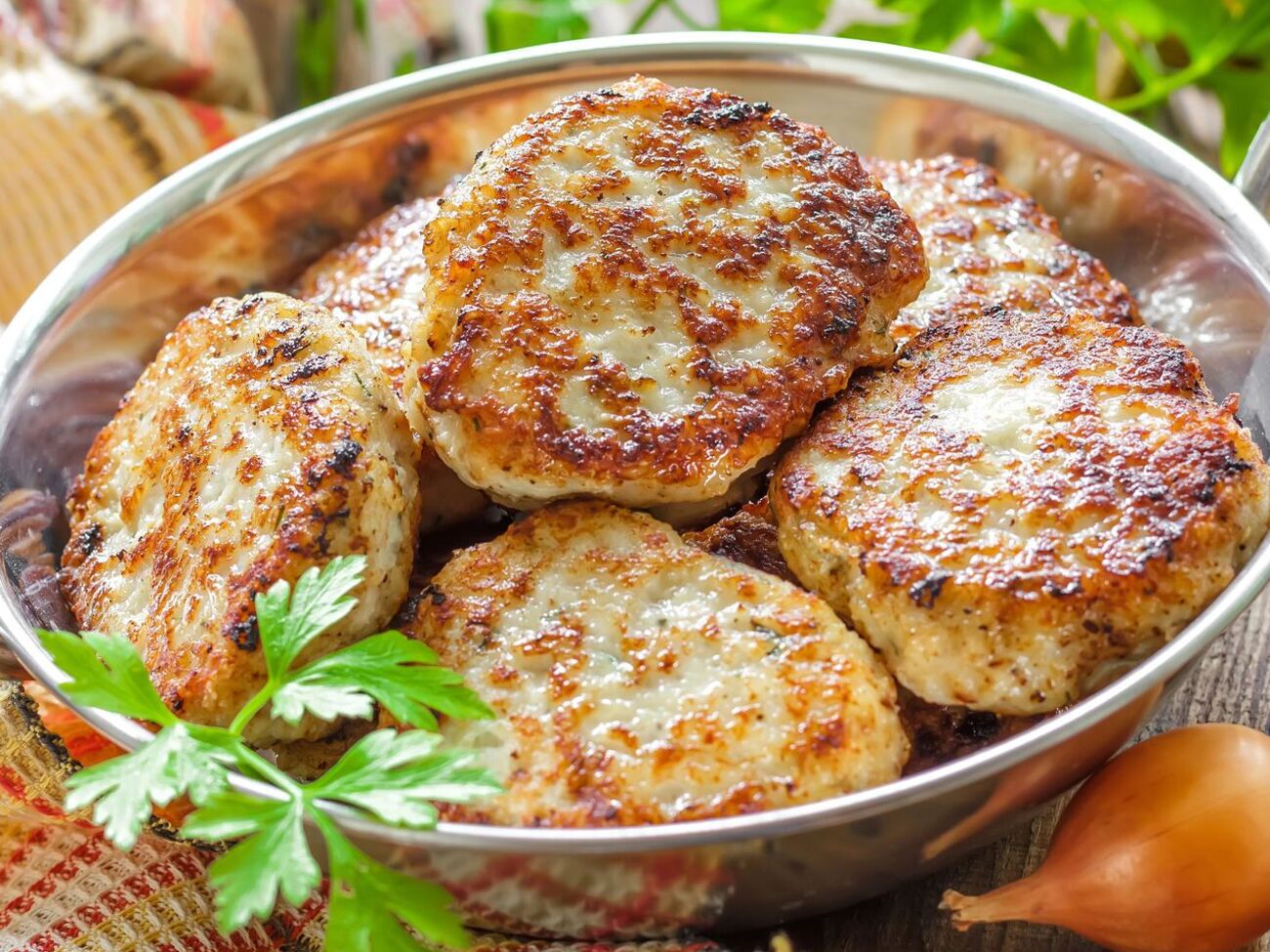 Обжарьте котлеты до золотистой корочки в течение четырех минут, накройте крышкой и на минимальном огне продолжайте тушить еще около семи минут