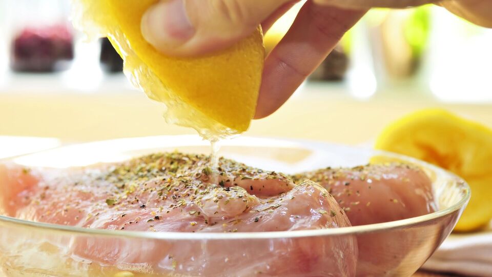 Для маринування курячого м'яса знадобиться чотири години