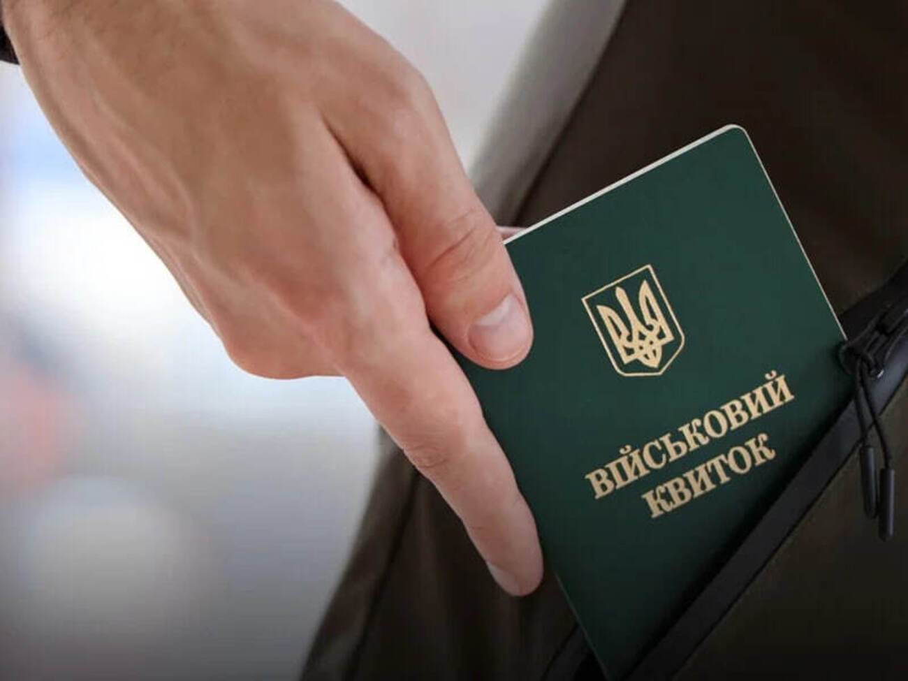 Слідчі повідомили двох фігурантів про підозру