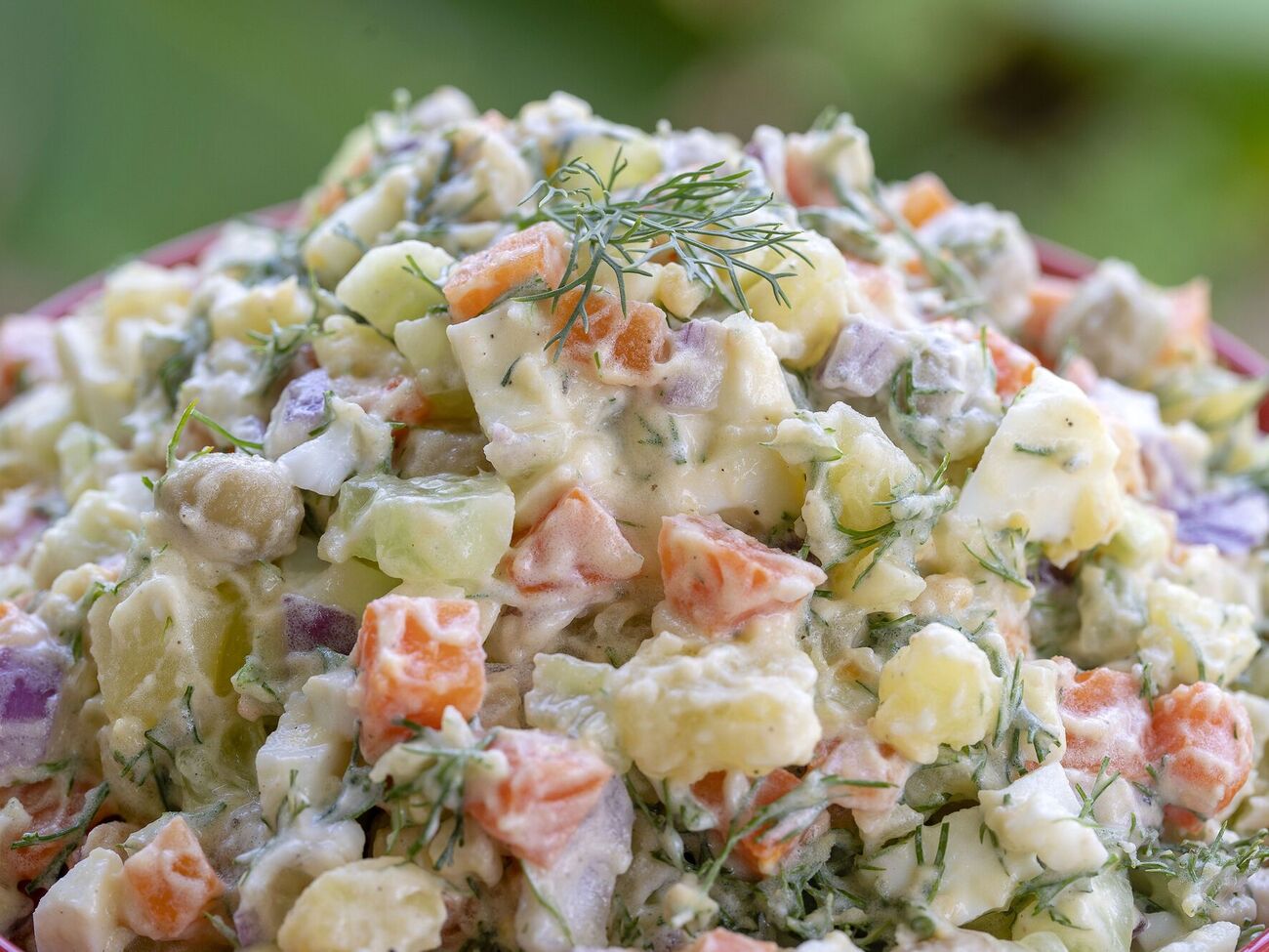 Для салата нужно сделать зажарку из лука и моркови