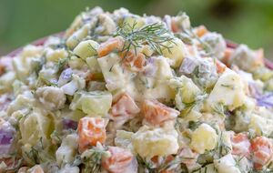 Для салата нужно сделать зажарку из лука и моркови