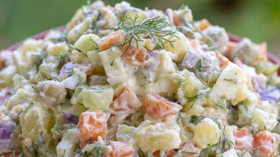 Для салата нужно сделать зажарку из лука и моркови