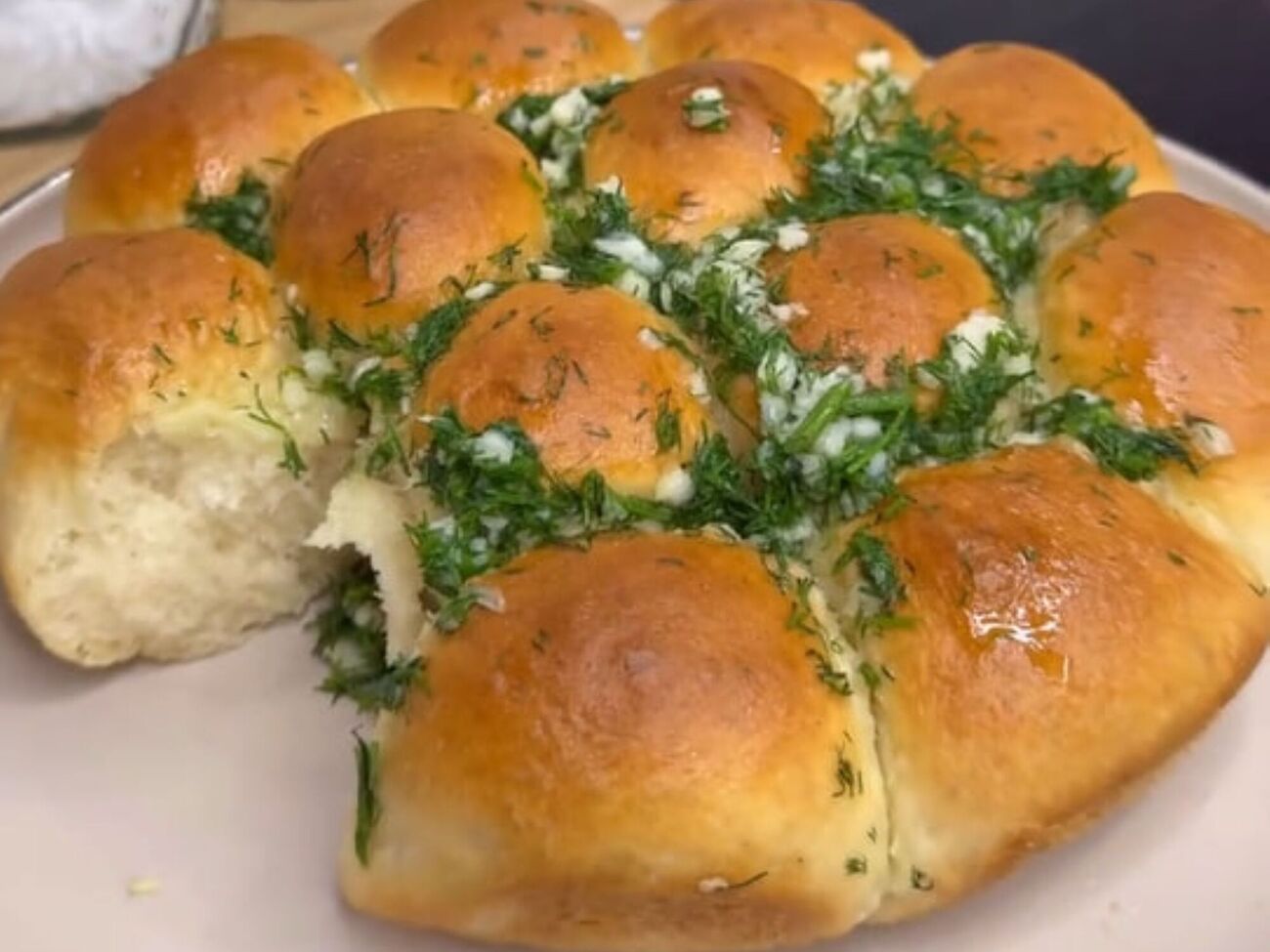 Смажьте горячие пампушки чесночной заправкой