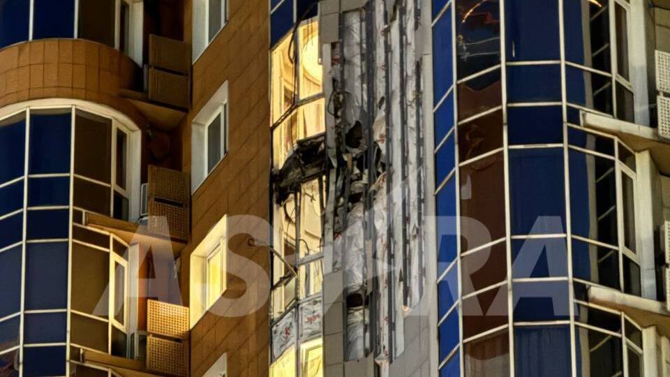 В доме повреждены фасад и окна