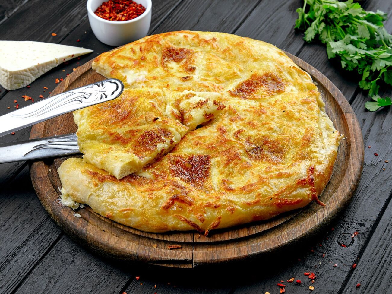 Хачапурі після обсмаження змащують маслом