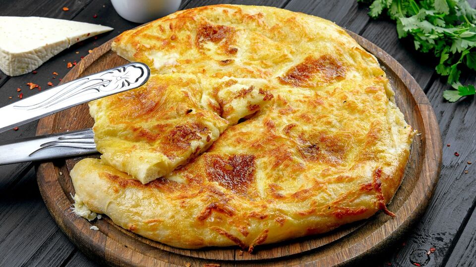 Хачапури после обжарки смазывают маслом