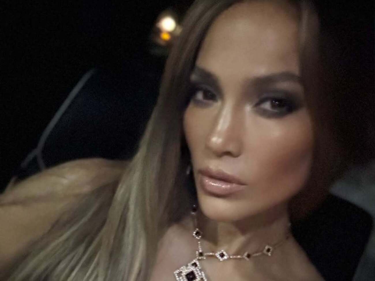 Лопес продемонструвала вечірні образи