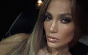 Лопес продемонстрировала вечерние образы