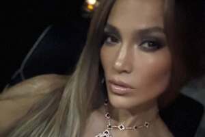 Лопес продемонструвала вечірні образи