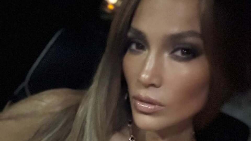 Лопес продемонстрировала вечерние образы