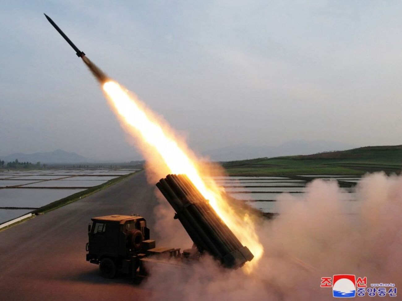 Озброєння постачали залізницею, морем і літаками