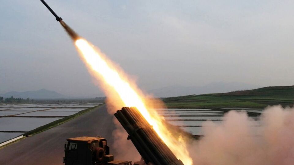 Озброєння постачали залізницею, морем і літаками