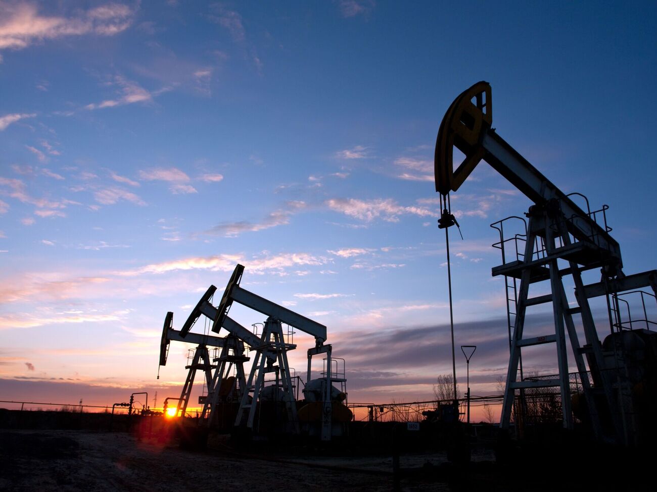 Цены на нефть падают, что невыгодно для РФ