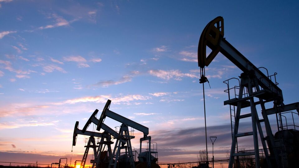 Цены на нефть падают, что невыгодно для РФ