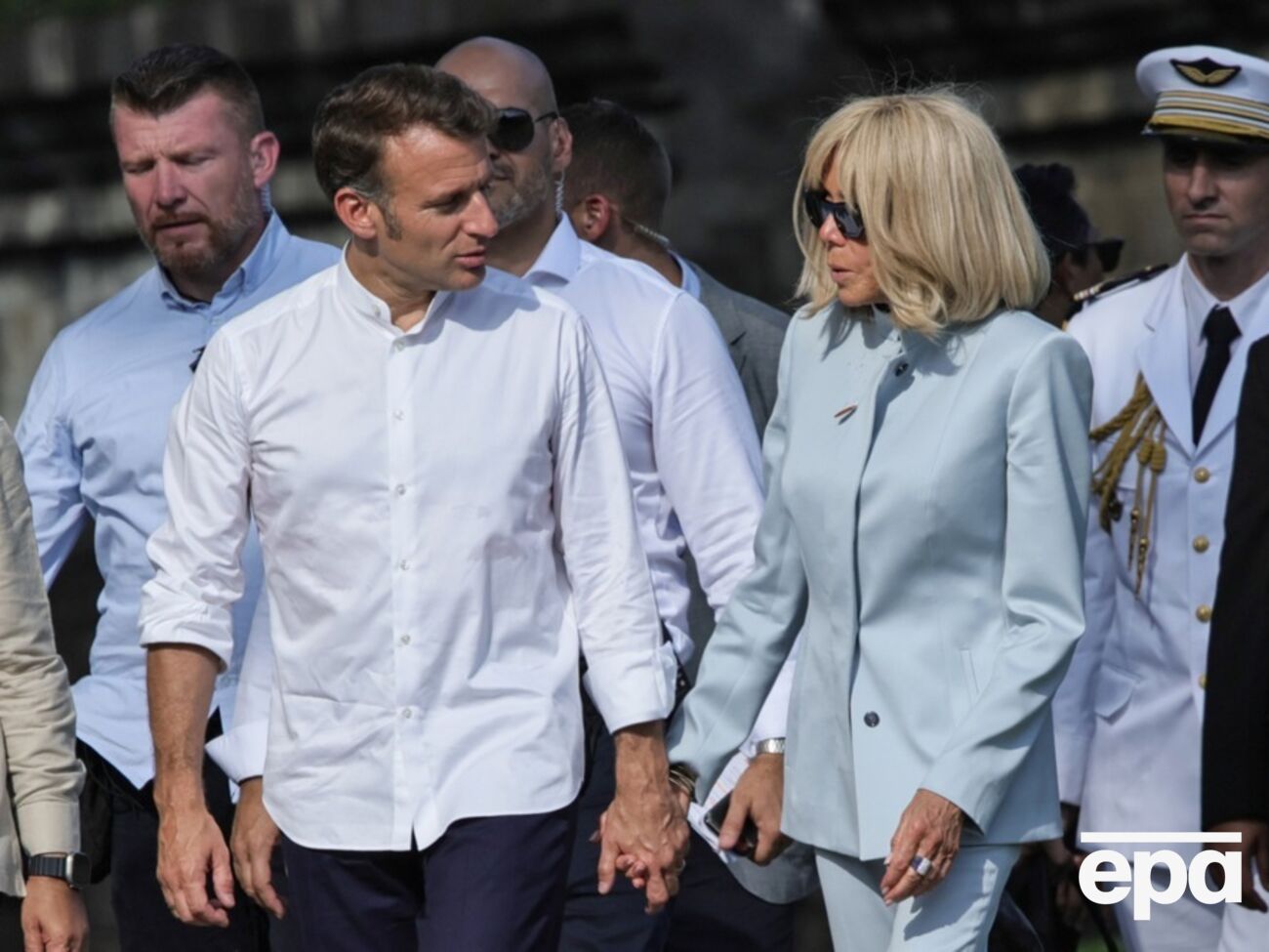 Макрон пошутил над вирусным видео с ним