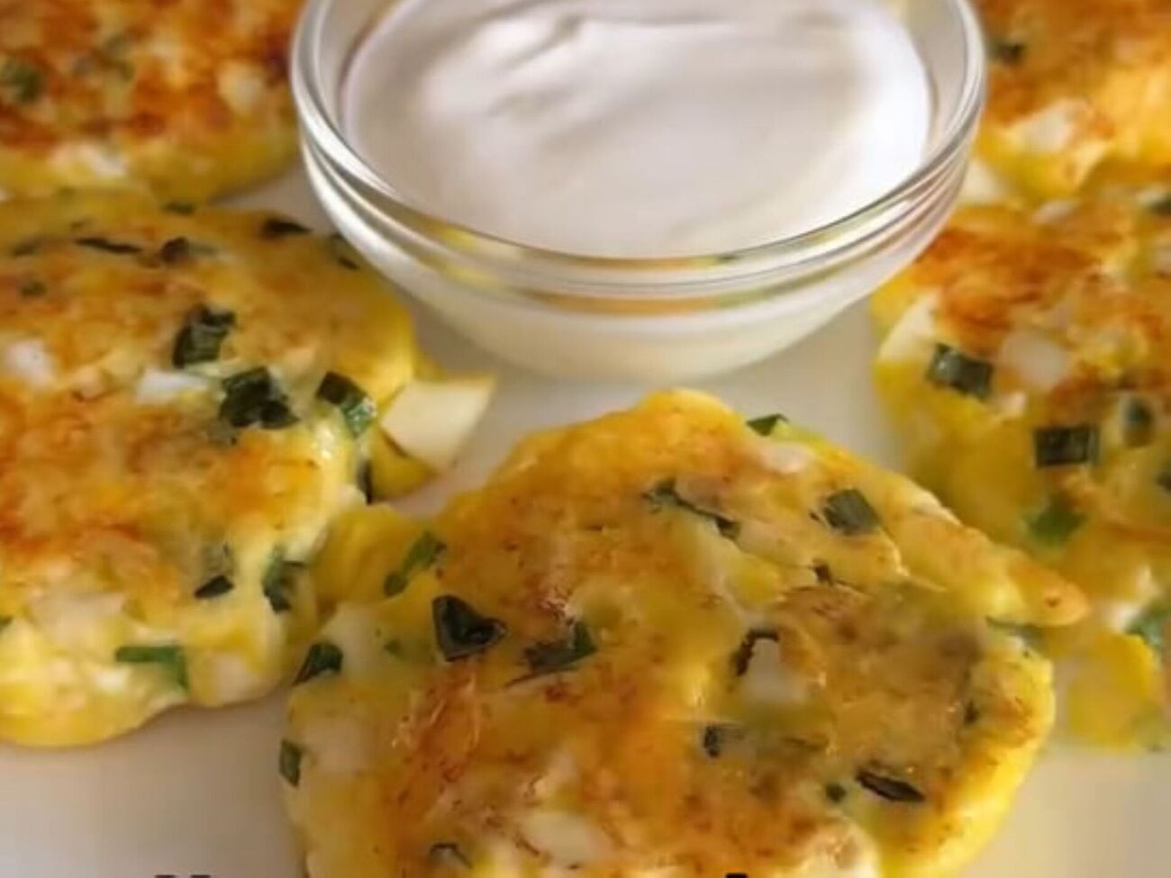 Обжарьте оладьи на сковороде с небольшим количеством растительного масла