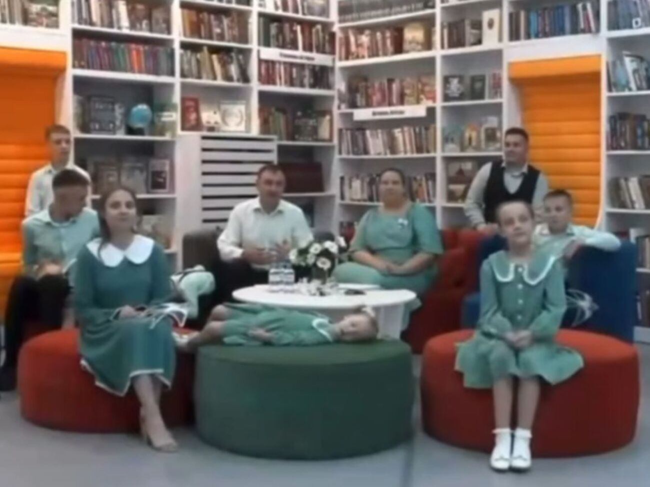 Спящая девочка "преобразила видеоряд" мероприятия, отметили в сети