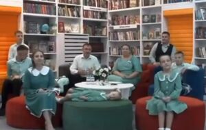 Спящая девочка "преобразила видеоряд" мероприятия, отметили в сети