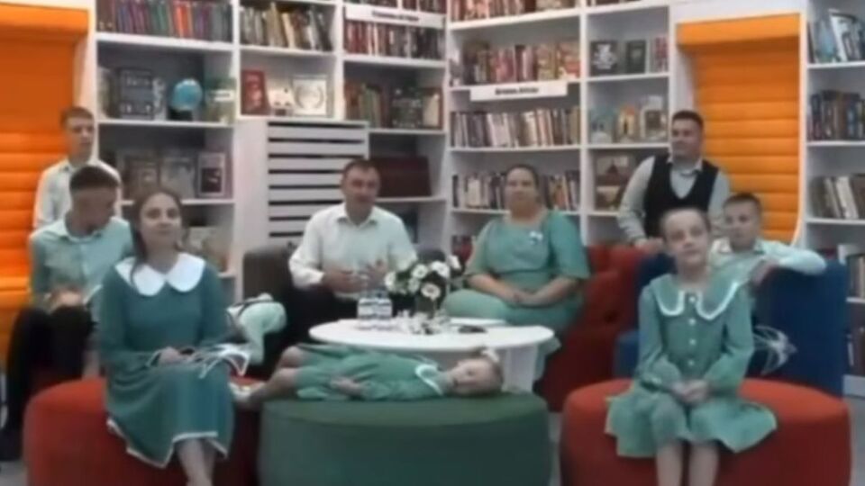 Спящая девочка "преобразила видеоряд" мероприятия, отметили в сети