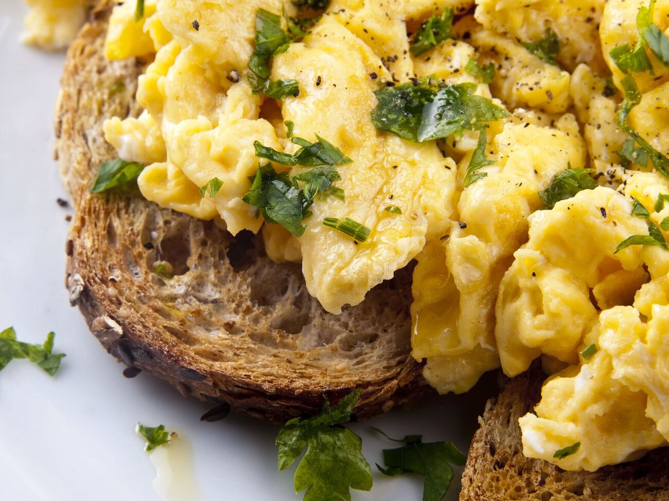 Блюдо подают с черным хлебом