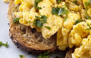 Страву подають із чорним хлібом