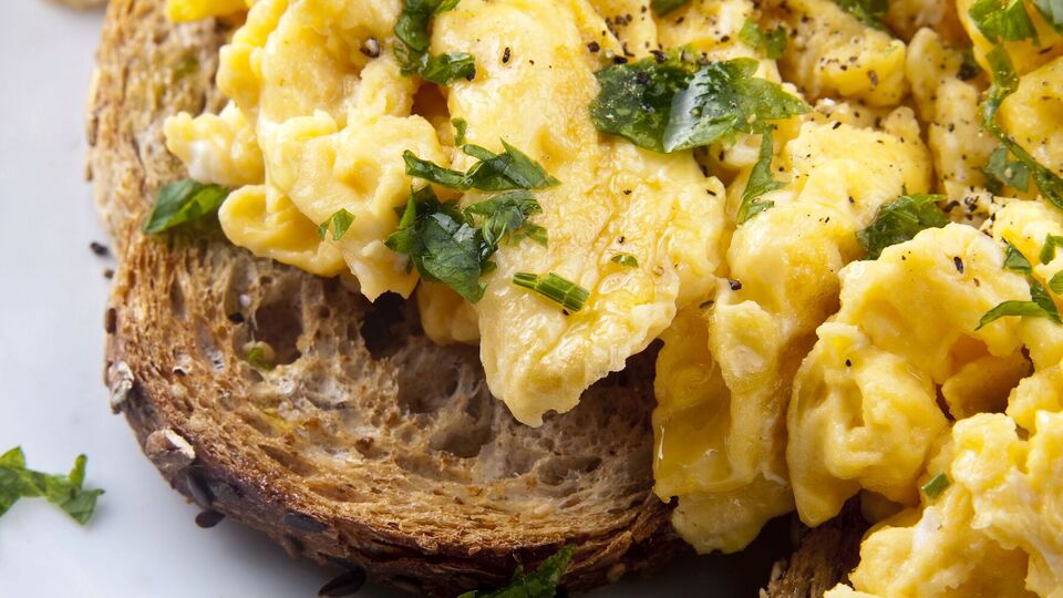 Страву подають із чорним хлібом