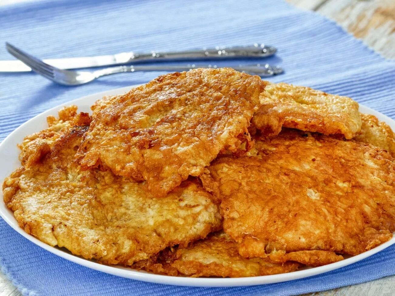 Мясо для отбивных нужно нарезать толщиной примерно 1,5 см