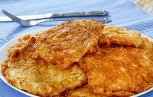 М'ясо для відбивних потрібно нарізати на шматки завтовшки приблизно 1,5 см