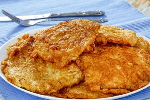 Мясо для отбивных нужно нарезать толщиной примерно 1,5 см