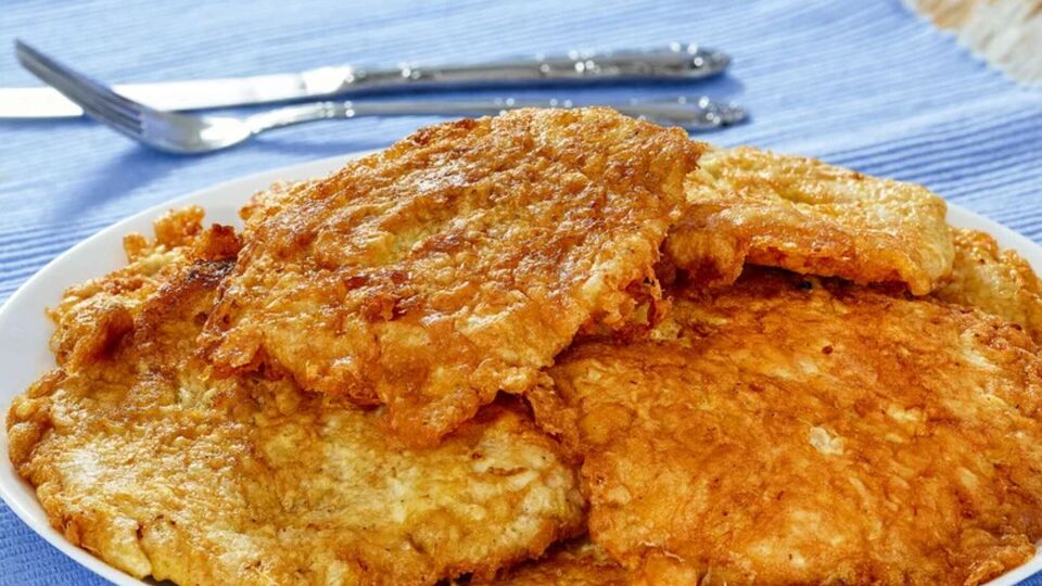 Мясо для отбивных нужно нарезать толщиной примерно 1,5 см