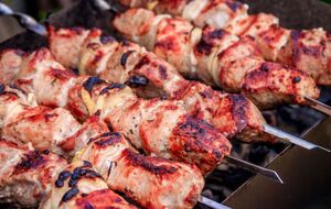 Для маринада смешайте йогурт, растительное масло, лимонный сок и специи