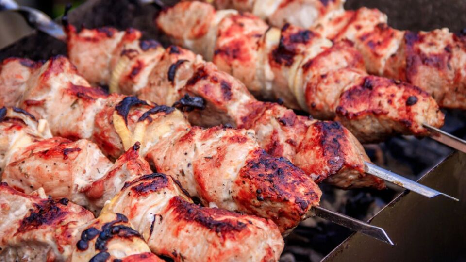 Для маринаду змішайте йогурт, олію, лимонний сік і спеції
