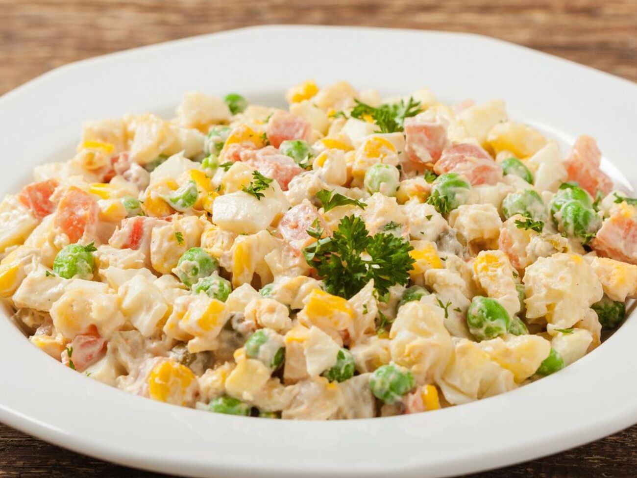 Лапшу для салата нужно запаривать в течение 15 минут