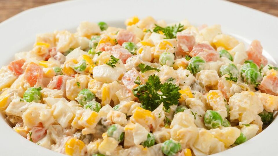 Лапшу для салата нужно запаривать в течение 15 минут