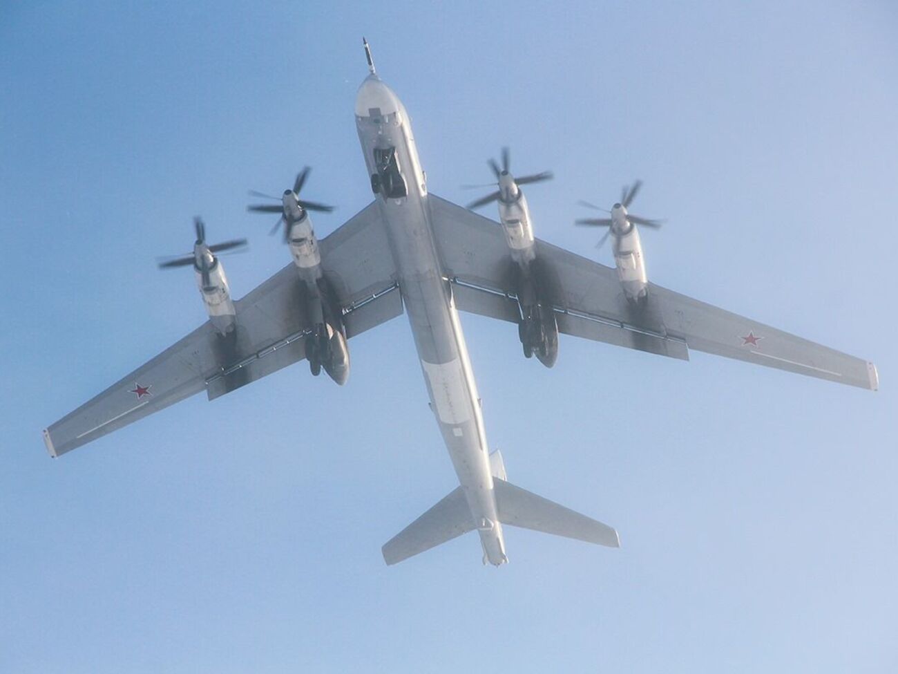 Росіяни витрачають ресурси, переганяючи авіацію з аеродрому на аеродром, сказав експерт