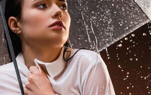 Во время грозы с молнией зонтик может представлять опасность